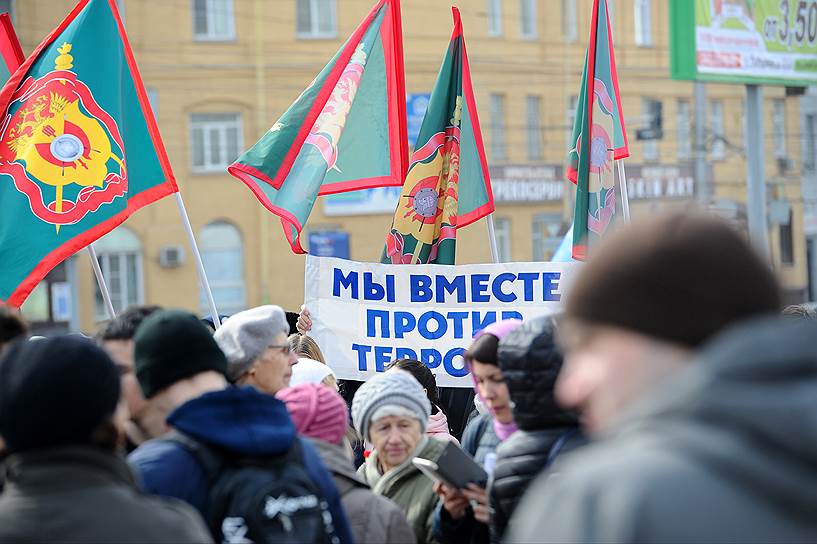 Акция в память о жертвах взрыва в метро Санкт-Петербурга и митинг против терроризма в на площади им. Пименова в Новосибирске