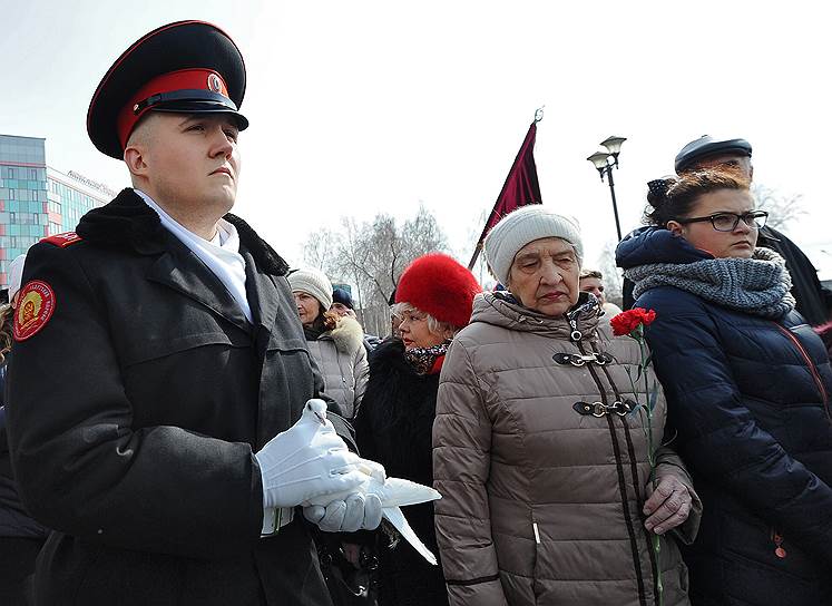 Акция в память о жертвах взрыва в метро Санкт-Петербурга и митинг против терроризма в на площади им. Пименова в Новосибирске