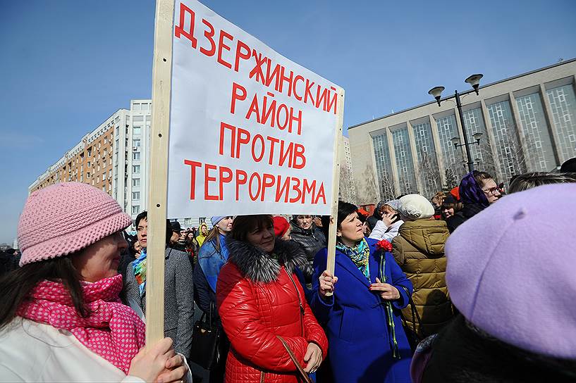 Акция в память о жертвах взрыва в метро Санкт-Петербурга и митинг против терроризма в на площади им. Пименова в Новосибирске