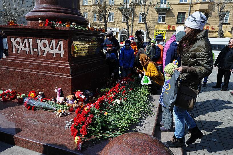 Акция в память о жертвах взрыва в метро Санкт-Петербурга и митинг против терроризма в на площади им. Пименова в Новосибирске