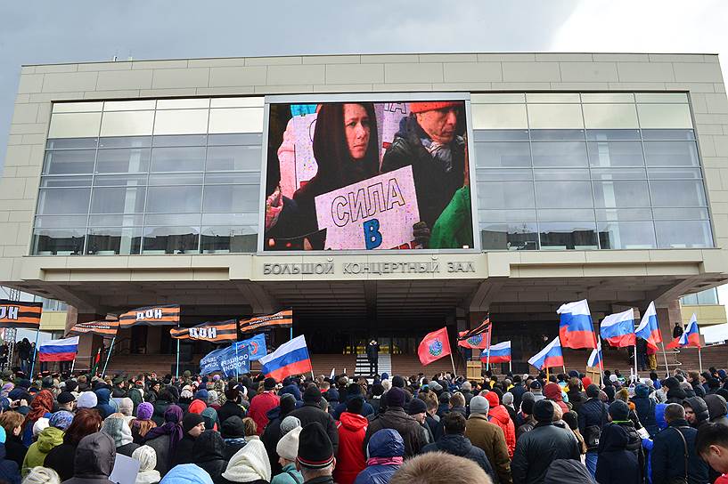 Митинг «Вместе против террора» на площади перед Большим концертным залом в Красноярске