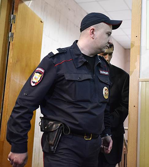 Подозреваемый в организации теракта в санкт-петербургском метро Аброр Азимов (справа)