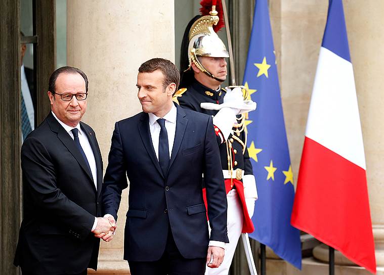Уходящий президент Франции Франуса Олланд (слева) с избранным президентом Франции Эмманюэлем Макроном (справа)