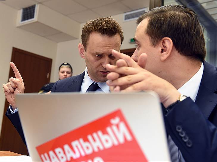 Основатель Фонда борьбы с коррупцией (ФБК) Алексей Навальный (слева)