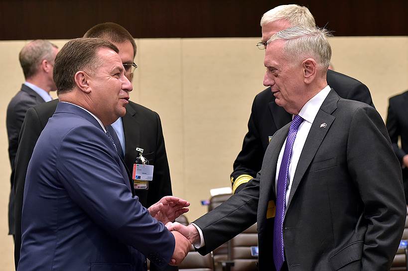Министр обороны Украины Степан Полторак (слева) с министром обороны США Джеймсом Мэттисом