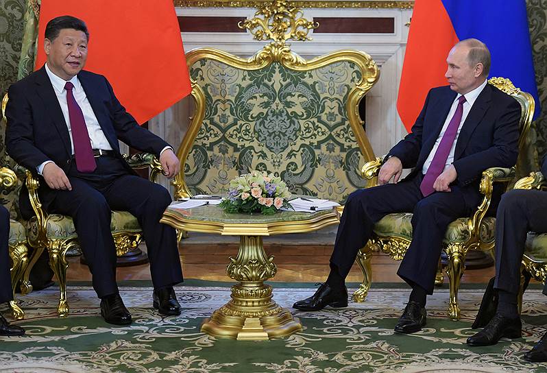 Президент России Владимир Путин (справа) и председатель Китайской Народной Республики Си Цзиньпин (слева)