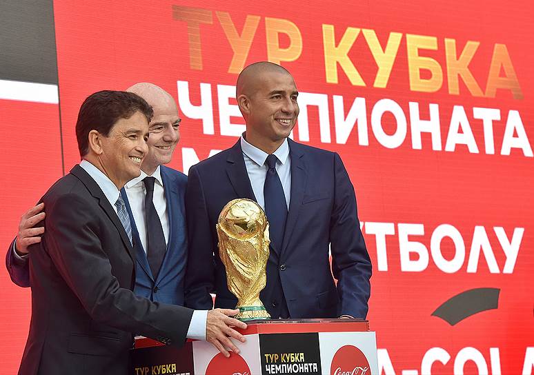 Слева направо: футболист Бебето, президент Международной федерации футбола (FIFA) Джанни Инфантино и футболист Давид Трезеге