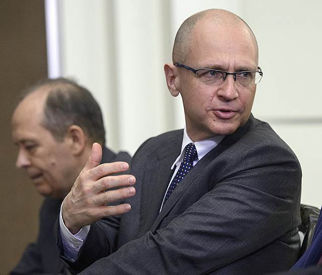 Первый заместитель главы администрации президента России Сергей Кириенко (справа)