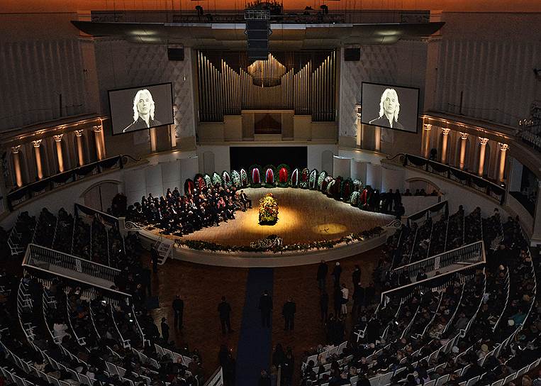 Церемония прощания проходит в Концертном зале имени Чайковского Московской филармонии