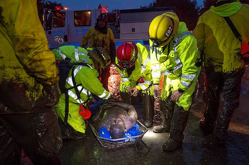 Монтесито, штат Калифорния (США). Спасатели эвакуируют раненого местного жителя