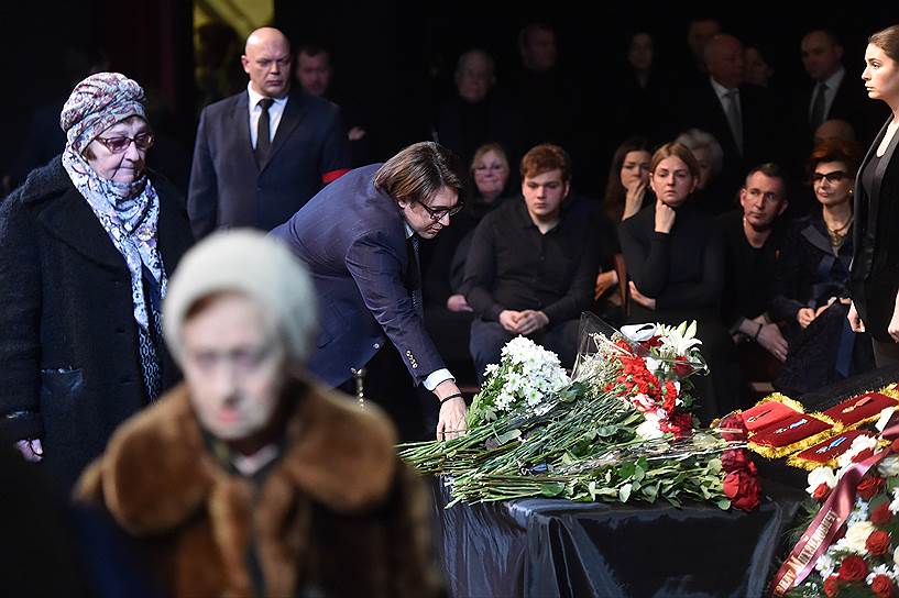 Телеведущий Андрей Малахов (в центре) на церемонии прощания с артистом