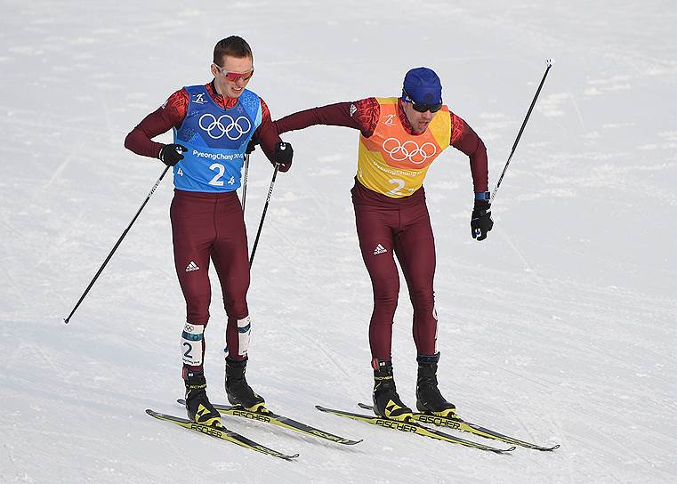 Российские лыжники Денис Спицов (слева) и Алексей Червоткин