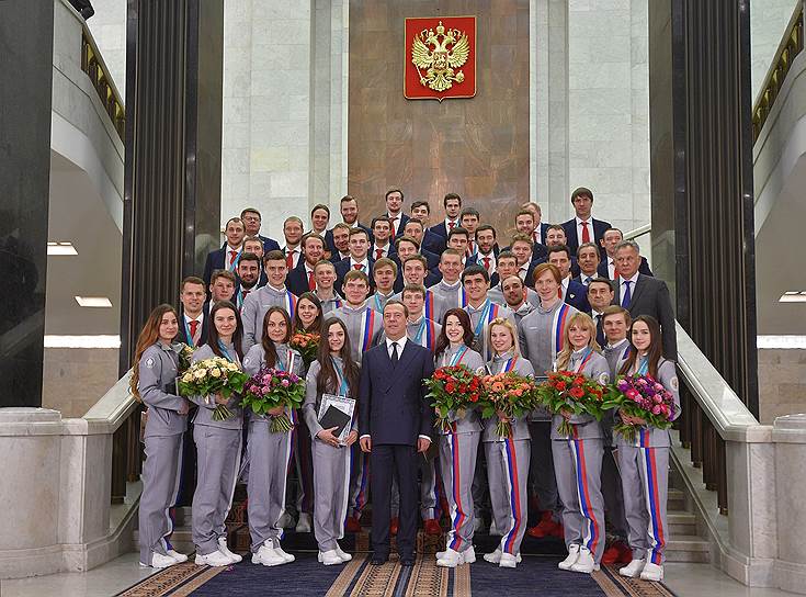 Председатель правительства РФ Дмитрий Медведев вместе с российскими олимпийцами