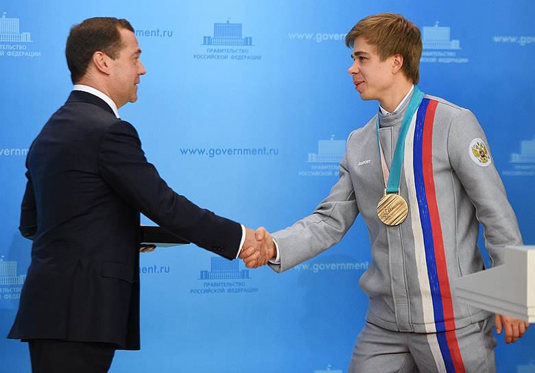 Дмитрий Медведев и конькобежец Семен Елистратов