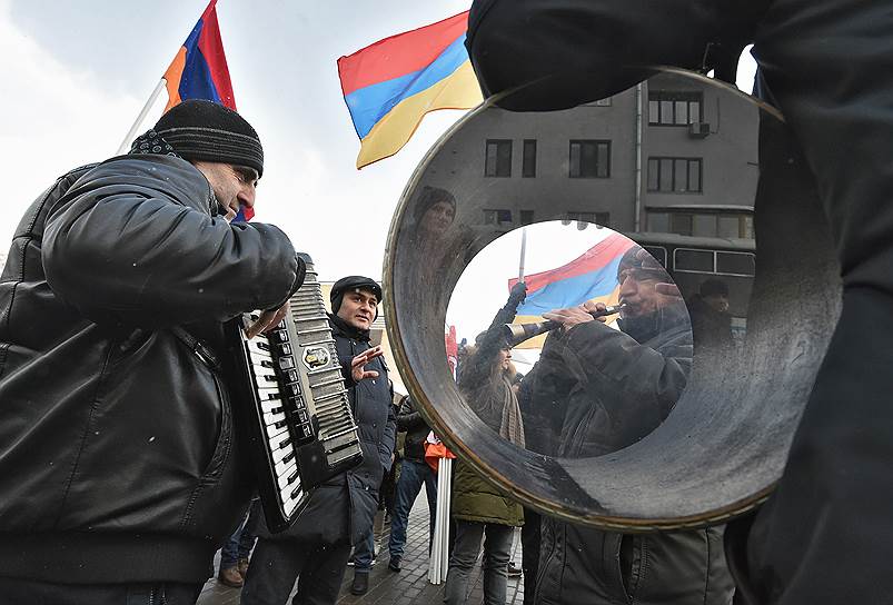 Музыканты у стадиона &quot;Лужники&quot; во время митинга &quot;За сильную Россию!&quot;