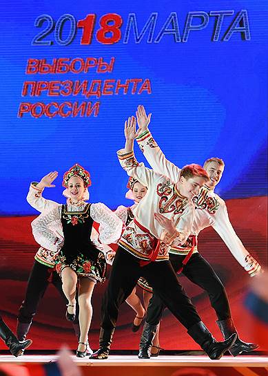 Участники хореографического ансамбля во время выступления на митинге-концерте «Россия. Севастополь. Крым», посвященном четвертой годовщине присоединения Крыма к России