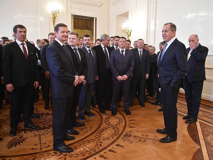 Глава МИД России Сергей Лавров (второй справа) на встрече с высланными дипломатами