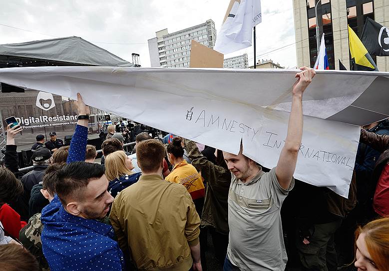 Протестующих поддержал создатель Telegram Павел Дуров. На своей странице во «ВКонтакте» предприниматель заявил, что гордится тем, что родился в одной стране с участниками акции