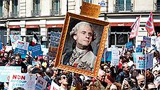 В Париже проходит акция против политики Эмманюэля Макрона