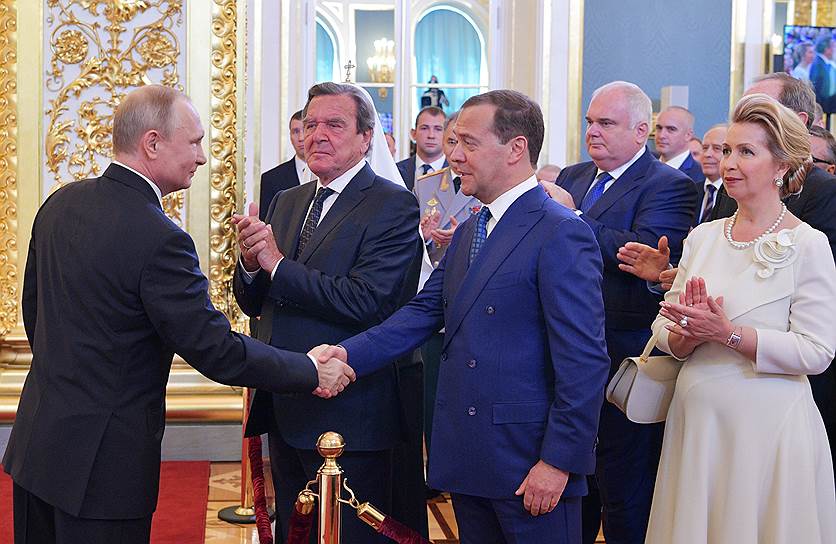 Президент России Владимир Путин (слева) и и.о. премьер-министра Дмитрий Медведев (справа)