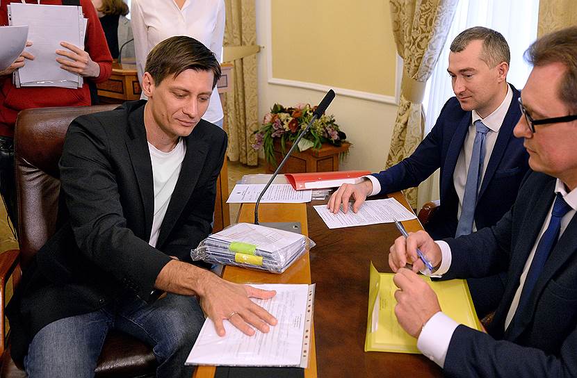 Бывший депутат Госдумы Дмитрий Гудков (слева)