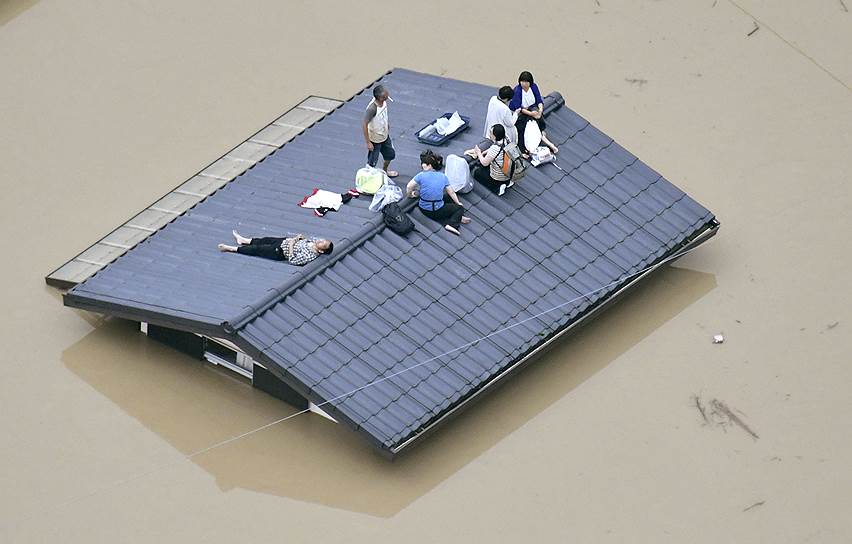 Жители города ждут спасателей на крышах своих затопленных домов
