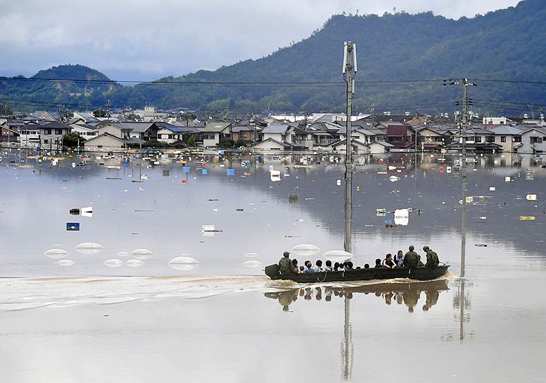 Солдаты спасают жителей одного из затопленных районов города Курасики в Южной Японии