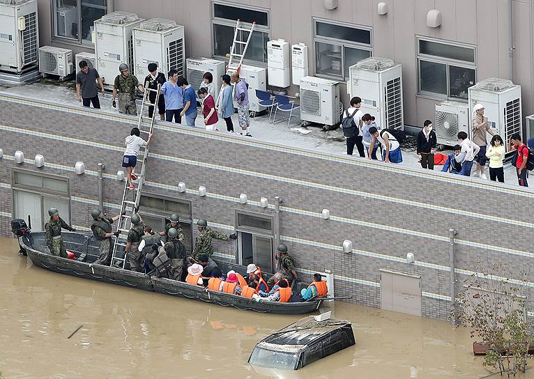 Спасателям и солдатам пришлось эвакуировать в том числе и больницы, находящиеся на затепленных территориях. Премьер министр Японии Синдзо Абэ назвал ситуацию «крайне серьезной»