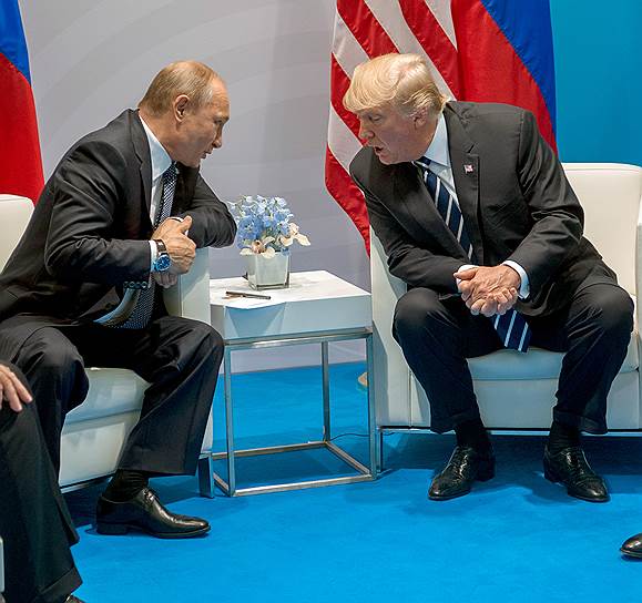 Президент России Владимир Путин (слева) и президент США Дональд Трамп