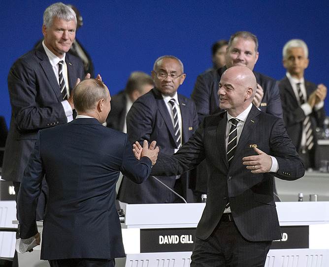 Президент России Владимир Путин (слева) и президент FIFA Джанни Инфантино (справа)
