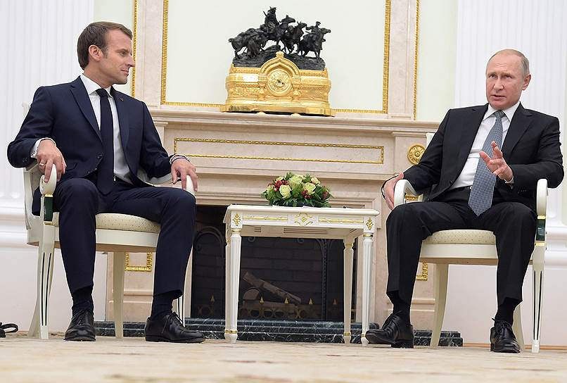 Президенты Франции и России Эмманюэль Макрон (слева) и Владимир Путин