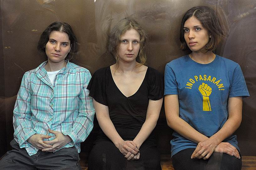 Слева направо: участницы панк-группы Pussy Riot Екатерина Самуцевич, Мария Алехина и Надежда Толоконникова