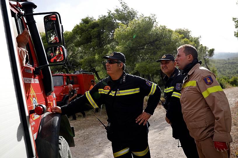 По словам премьер-министра Греции Алексиса Ципраса, пожары тушат более 600 пожарных на примерно 300 пожарных машинах