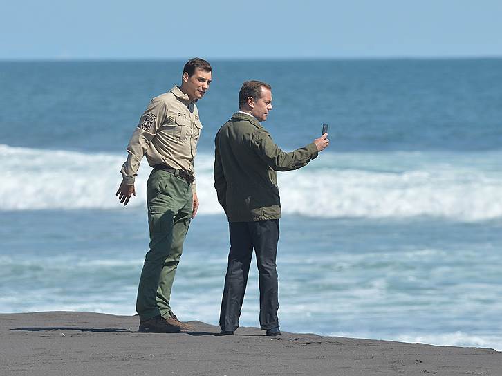 Премьер-министр России Дмитрий Медведев (справа) и директор Кроноцкого заповедника Петр Шпиленок