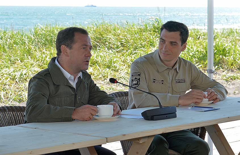 Премьер-министр России Дмитрий Медведев и директор Кроноцкого заповедника Петр Шпиленок