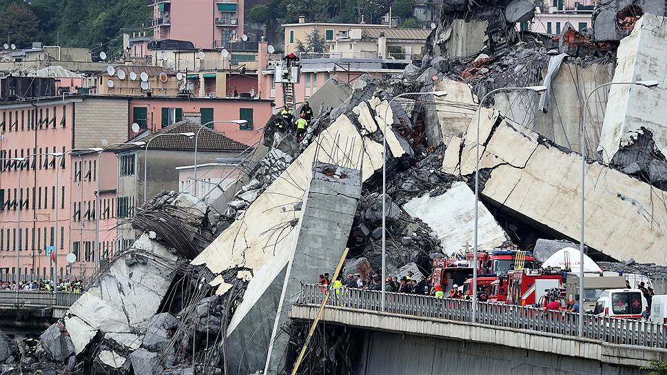 Кадры крушения моста в Генуе — в фотогалерее “Ъ”
