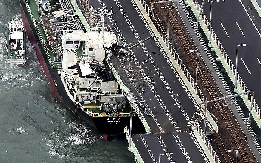 Тайфун привел к серьезным перебоям в работе транспорта, отключению электричества и эвакуации людей из прибрежной зоны