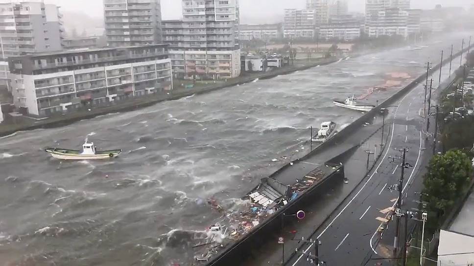 В регионе Кансай, на который обрушился тайфун и в котором находится несколько крупных городов, в том числе Осака и Кобе, прекратили работу многие предприятия