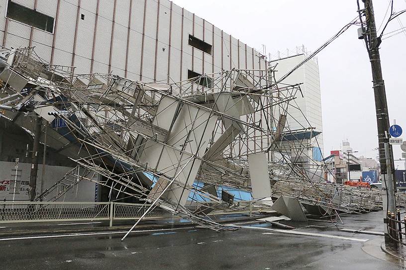 Власти призвали около 1,2 млн человек в западных и центральных районах страны эвакуироваться из зоны, охваченной тайфуном
