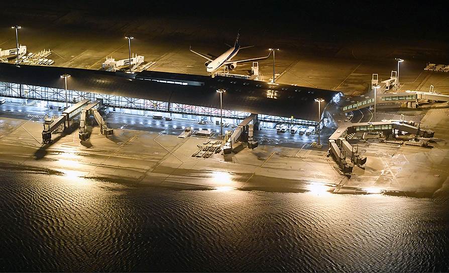 Было отменено более 700 рейсов, как внутренних, так и международных, в аэропортах Нагоя и Осака