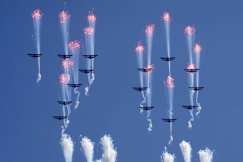 Самолеты выстроились в цифру «70» в небе над Пхеньяном во время парада в честь 70-летия основания КНДР