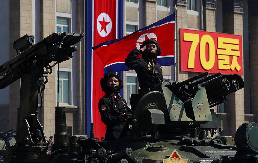 Северокорейские танкисты во время военного парада в столице КНДР