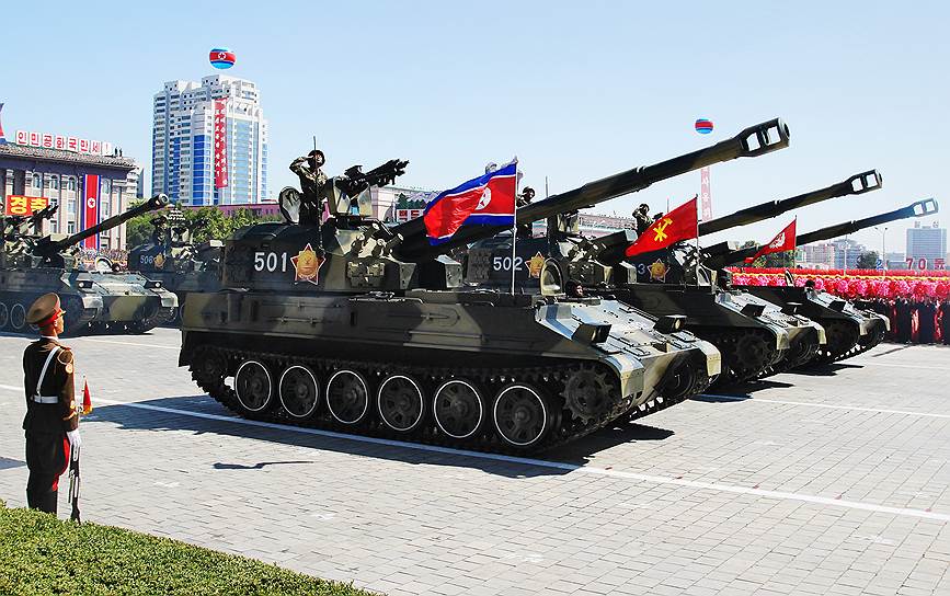 Танки «Сонгун—915» на военном параде в Пхеньяне