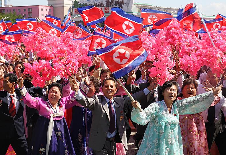 Участники парада в честь 70-й годовщины создания КНДР. Участницы вышли на площадь в национальных костюмах