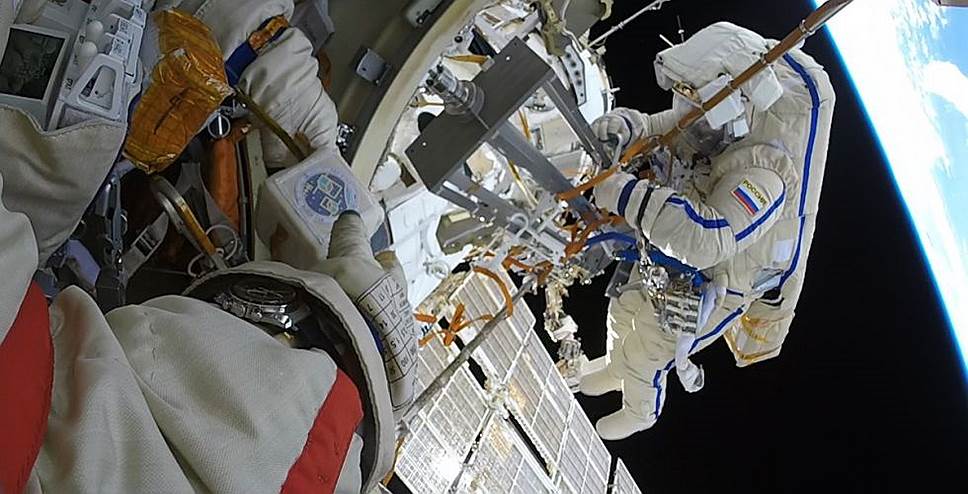 Космонавты Роскосмоса Олег Артемьев и Сергей Прокопьев завершили второй в 2018 году выход за пределы МКС