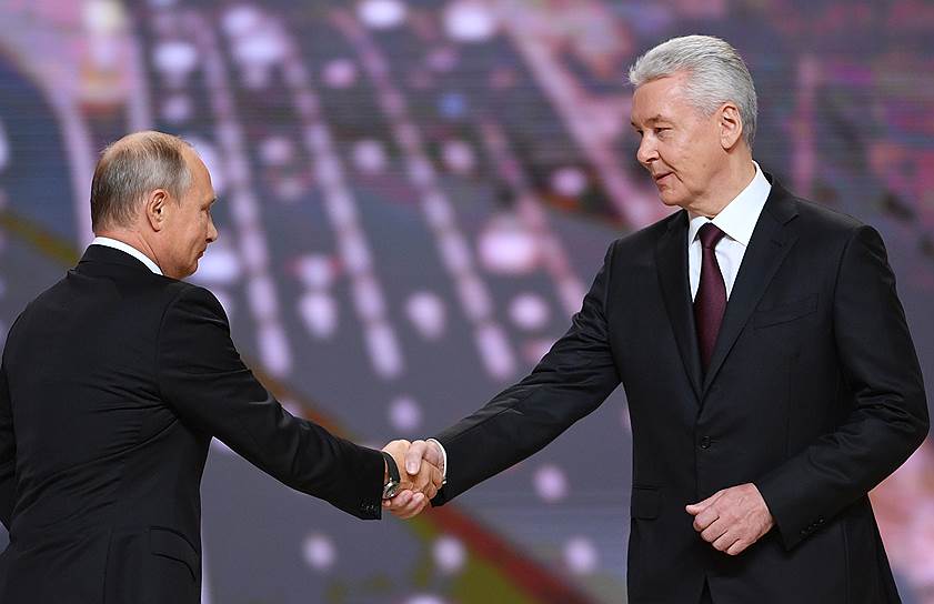 Президент России Владимир Путин на церемонии официального вступления в должность мэра Москвы Сергея Собянина (справа)