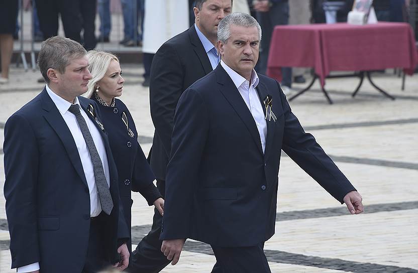 Глава Республики Крым Сергей Аксенов (справа) на церемонии прощания с погибшими в результате нападения 17 октября