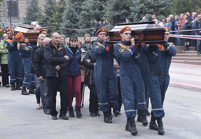 Церемония прощания с погибшими при стрельбе и взрыве в Керченском политехническом колледже прошла на площади Ленина 19 октября
