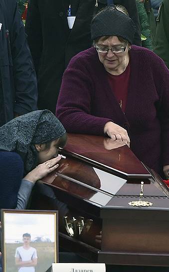 Родственники погибших на церемонии прощания в Керчи