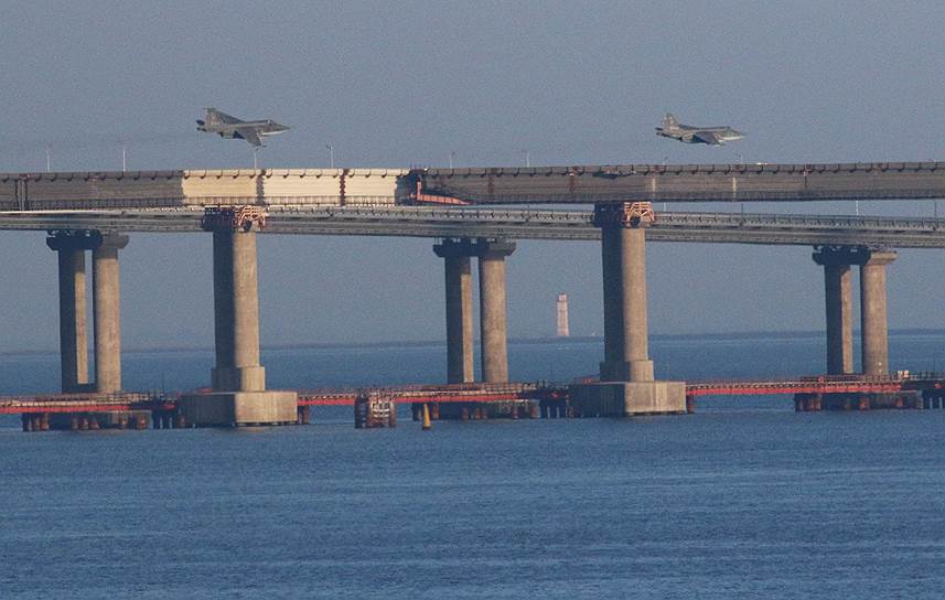 Поднятые по тревоге российские самолеты Су-25 во время патрулирования Керченского пролива.